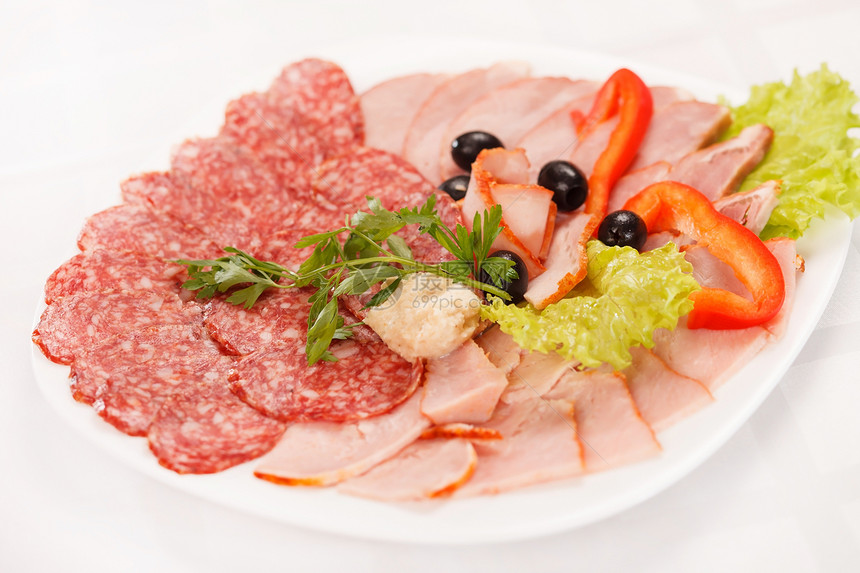 盘子上的肉美食猪肉火腿香肠派对熏制沙拉午餐新年食物图片