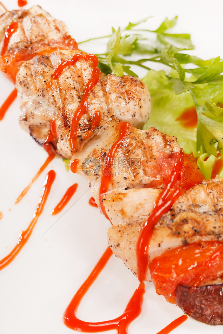 鸡肉串加番茄酱白色餐具盘子午餐美食叶子绿色火鸡食物肉汁图片