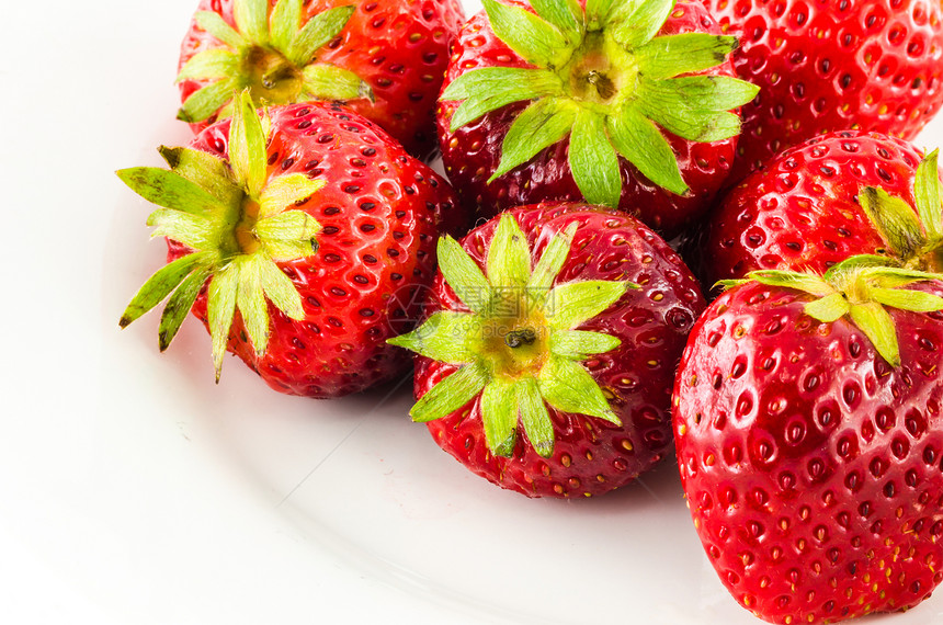 白盘上的草莓甜点水果宏观食物白色绿色红色浆果图片
