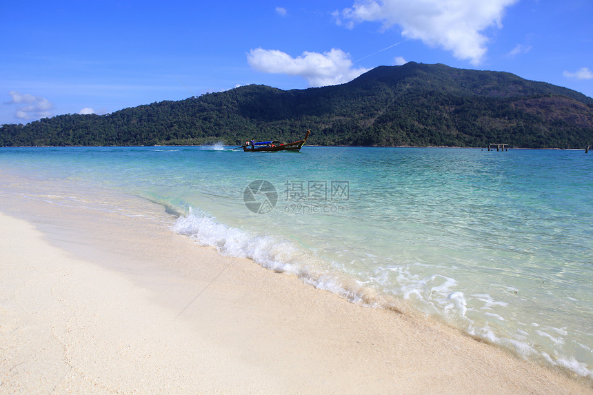 泰国利佩岛清水和蓝天空岩石海洋海景珊瑚娱乐天堂旅行支撑旅游血管图片
