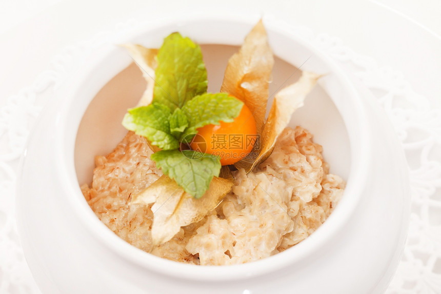 热粥早餐白色小麦醋栗餐厅陶器稀饭谷物粮食食物牛奶图片