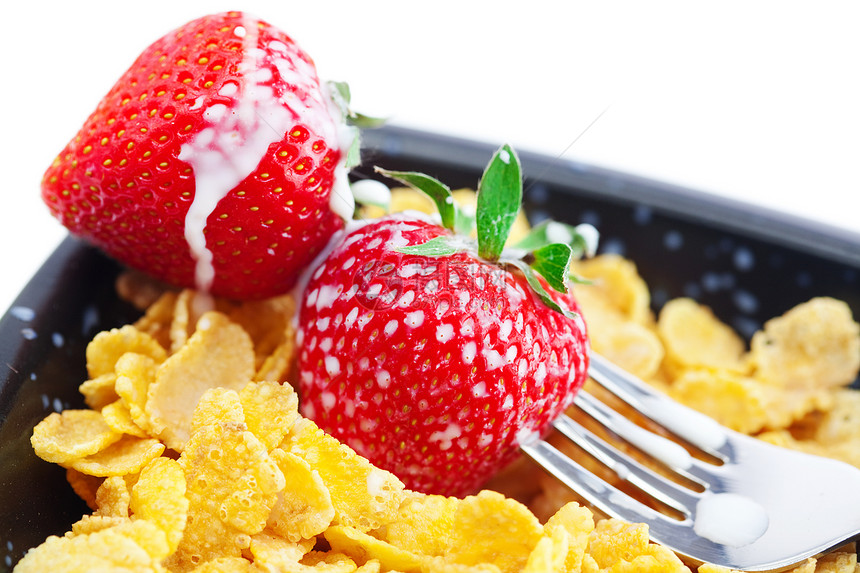 白边隔绝的碗中的草莓 牛奶 叉和片片玉米水果燕麦食物厨房早餐宏观美食谷物勺子图片