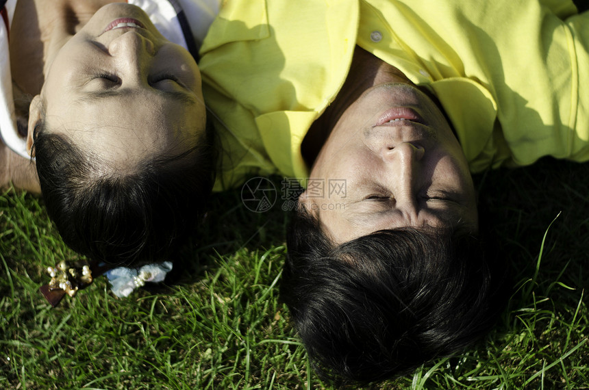 躺在草地上的老年夫妇图片