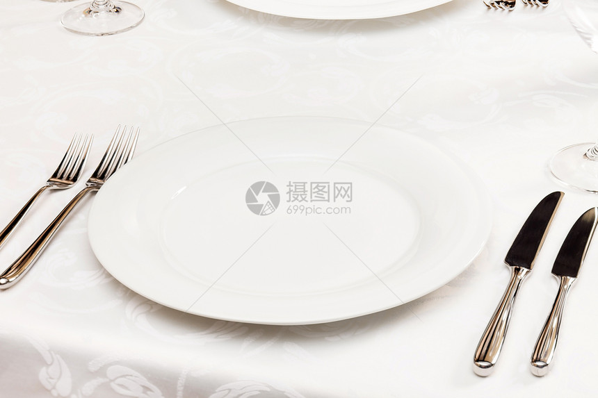 带叉子和刀具的白色空板餐厅食物午餐盘子环境桌子用具餐具银器金属图片