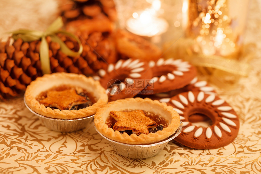圣诞节甜点金子食物巧克力水果星形香料锥体蛋糕文化丝带图片