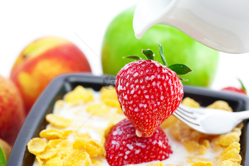 草莓 桃子 苹果 kiwi 叉 牛奶和碗中的片片玉米勺子浆果燕麦食物生活饮料小吃谷物宏观图片