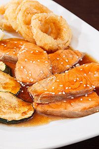 夏日食面有蔬菜的三文鲑鱼脂肪营养餐厅盘子美味健康食物美食牛扒鱿鱼背景