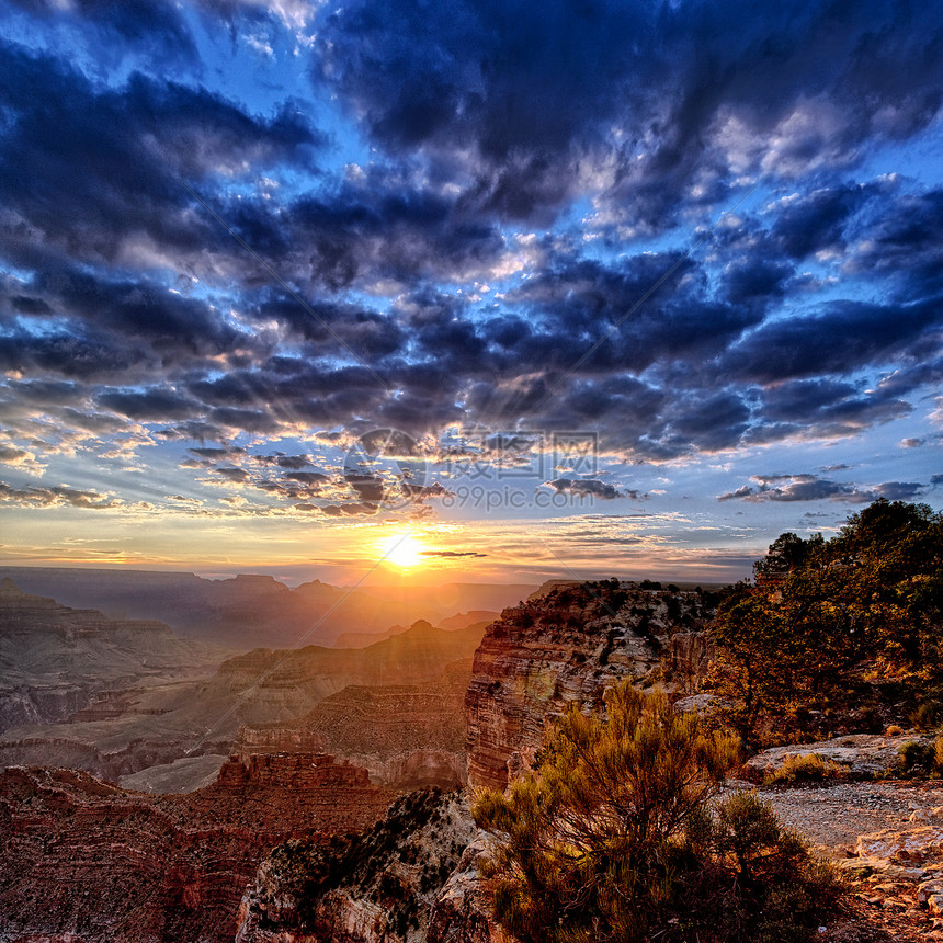 日出时大峡谷的视图图片