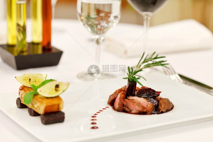 浪漫晚餐餐厅桌子盘子饮食草本植物用餐水果牛扒美食餐巾图片