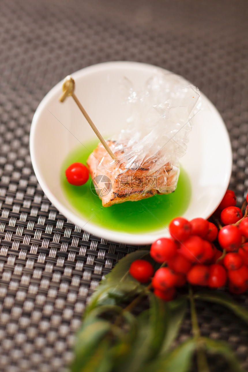 烤鲑鱼加果冻绿色盘子美味派对红色图片