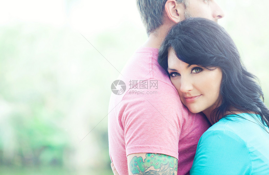 快乐的情侣成人乐趣男人蓝色头发家庭女士公园男性拥抱图片