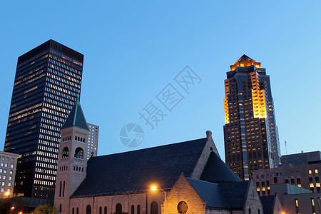 Des Moines爱荷华市中心的黄昏景色高清图片