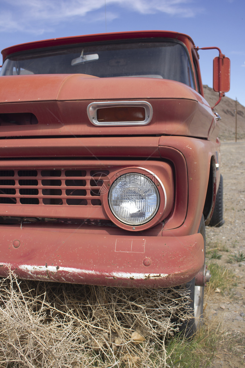 沙漠中蓝色天空的老旧生锈卡车汽车保险杠金属运输垃圾合金货车废料古董农业图片