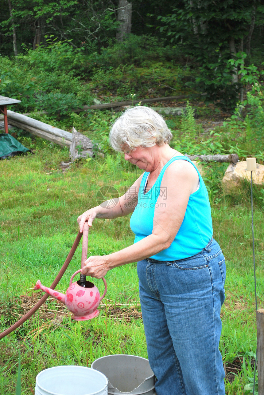 女性自来水厂植物闲暇退休金发图片