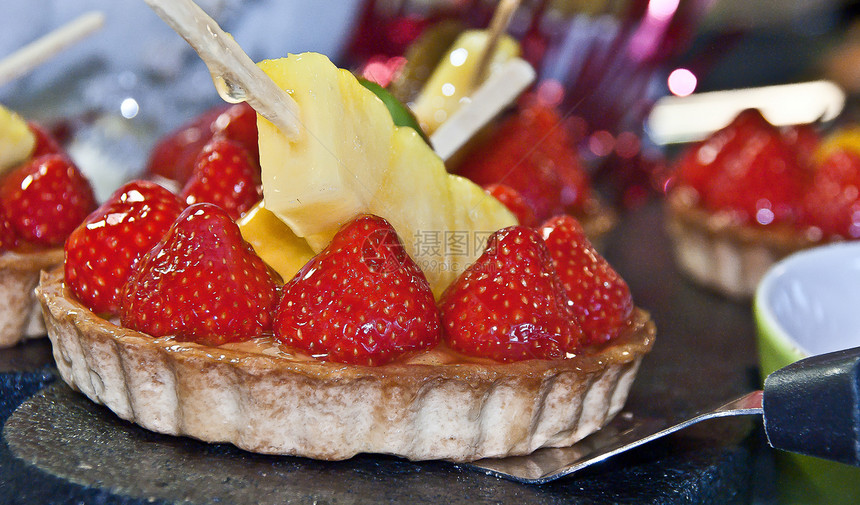 草莓酸盐水果挞黄油扬声器午餐奶油红色水果美食糕点部分图片