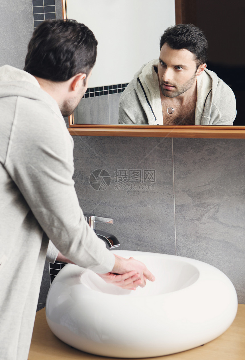 年轻男人洗手男性成人长袍房间清洁度房子浴室刮胡子男生护理图片