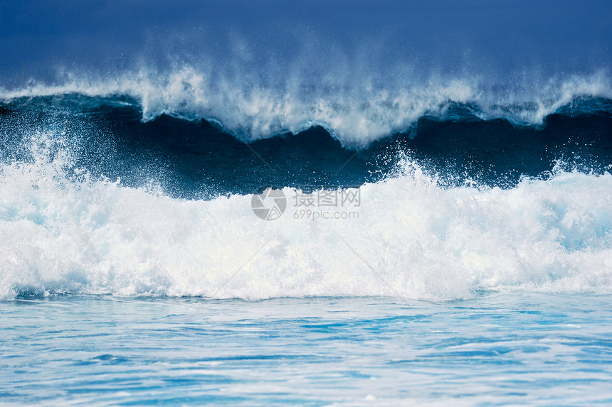 蓝白环境支撑晴天蓝色水禽流动沿海海景波纹海浪图片