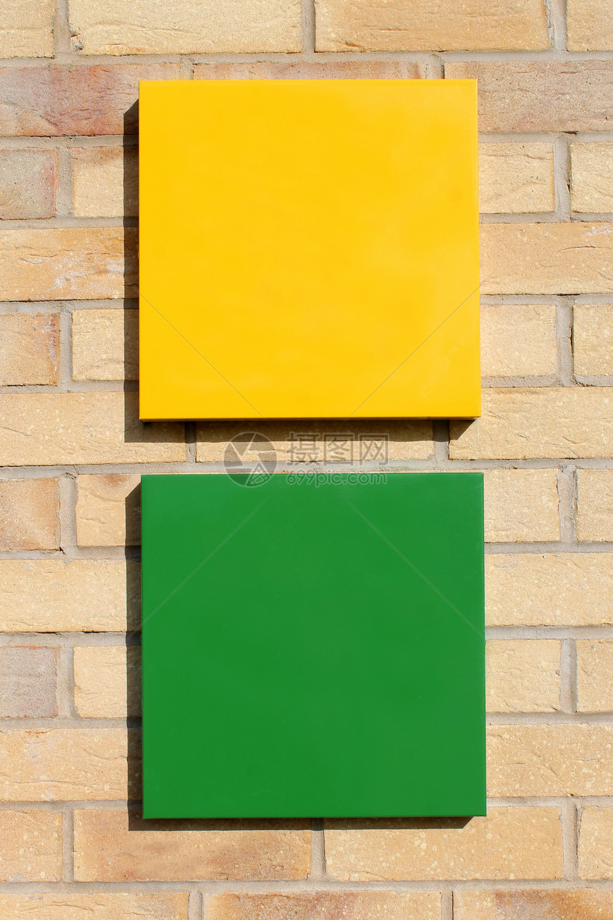 砖墙上的空白标志指示牌正方形砖块绿色安装建筑学办公室建筑注意事项图片