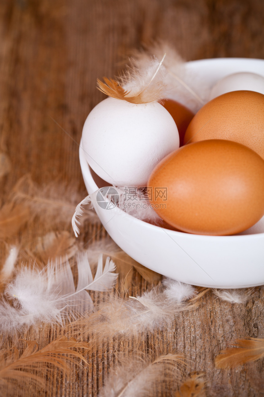 碗中的白蛋和白蛋食物木头陶瓷斑点营养桌子棕色白色乡村厨房图片
