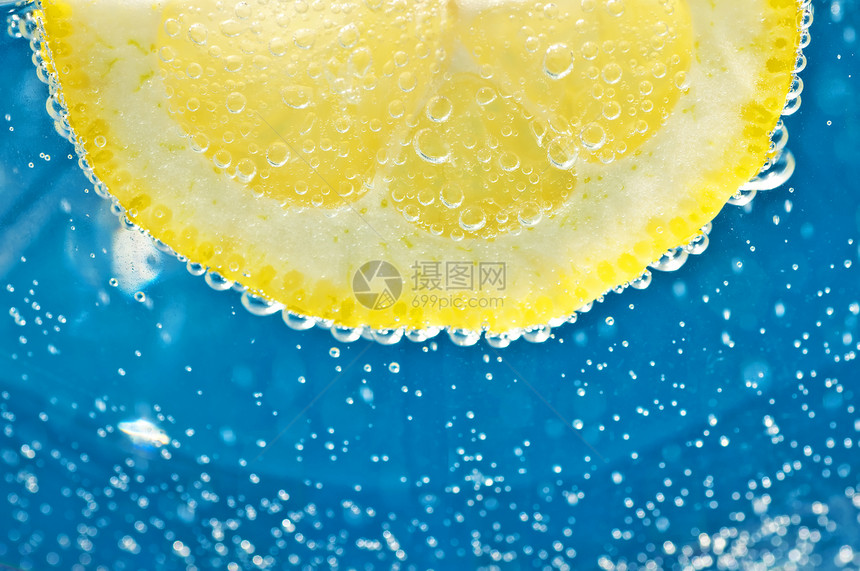 矿泉水中的柠檬黄色气泡蓝色口渴健康水果香橼补品饮料图片