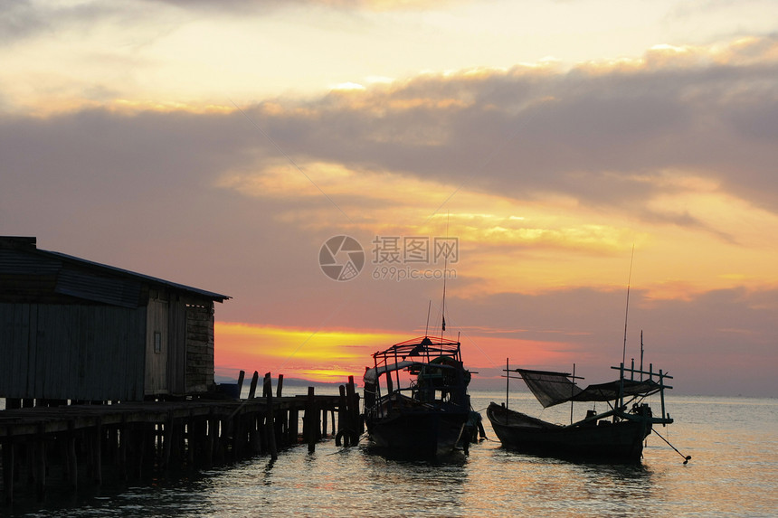 日出时传统渔船的轮光 高梁岛天空日落钓鱼高跷海湾橙子剪影码头热带天堂图片