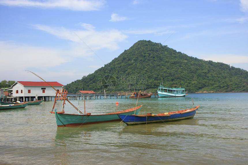 Koh Kon岛 见泰尔湾岛热带码头高跷海湾天空绿色房子岩石蓝色钓鱼图片