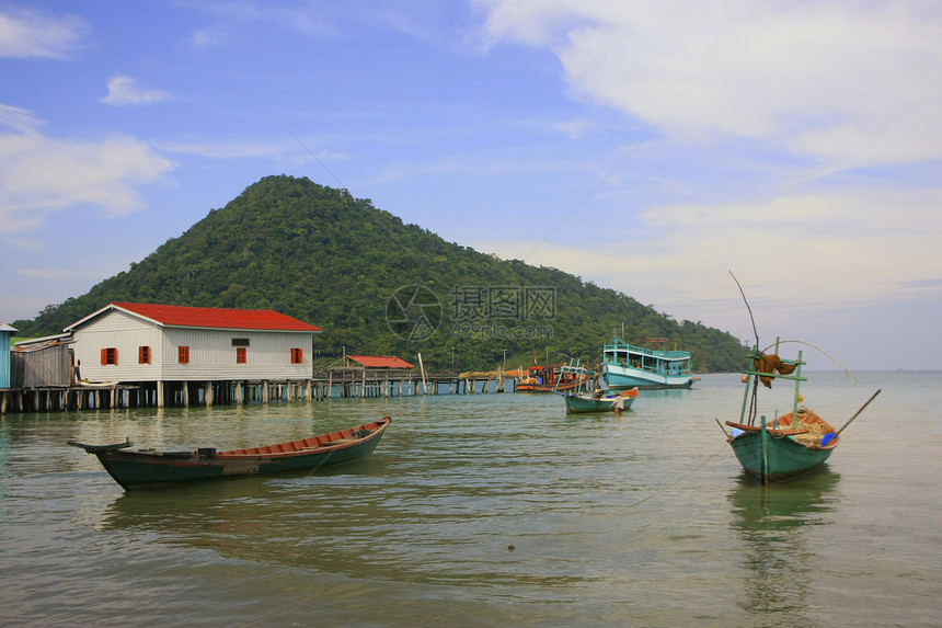 Koh Kon岛 见泰尔湾岛蓝色三龙天空钓鱼高跷房子热带海滩绿色码头图片