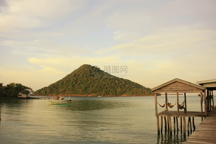 Koh Kon岛 见泰尔湾岛海湾天空房子蓝色海洋高跷码头海滩村庄岩石图片