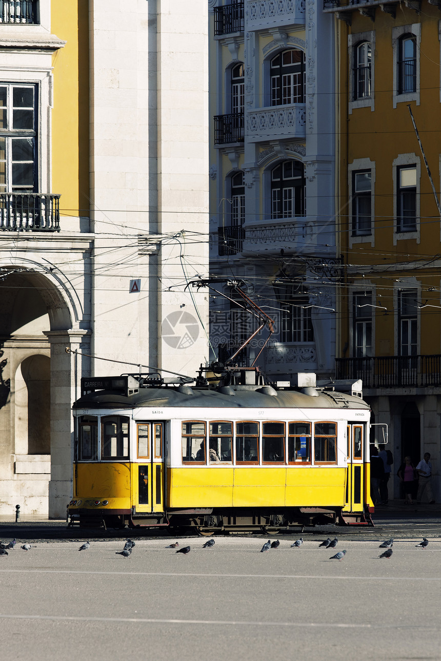 典型黄色黄道通勤者民众晴天景观石头窗户市中心城市电车运输图片