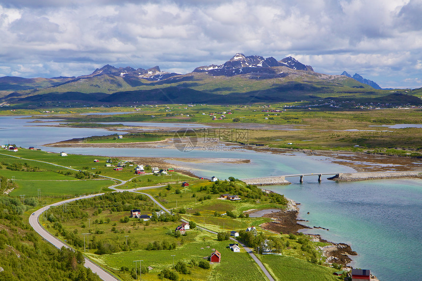 夏季的挪威风景全景山峰村庄晴天峡湾海岸线蓝色海洋海岸山脉图片