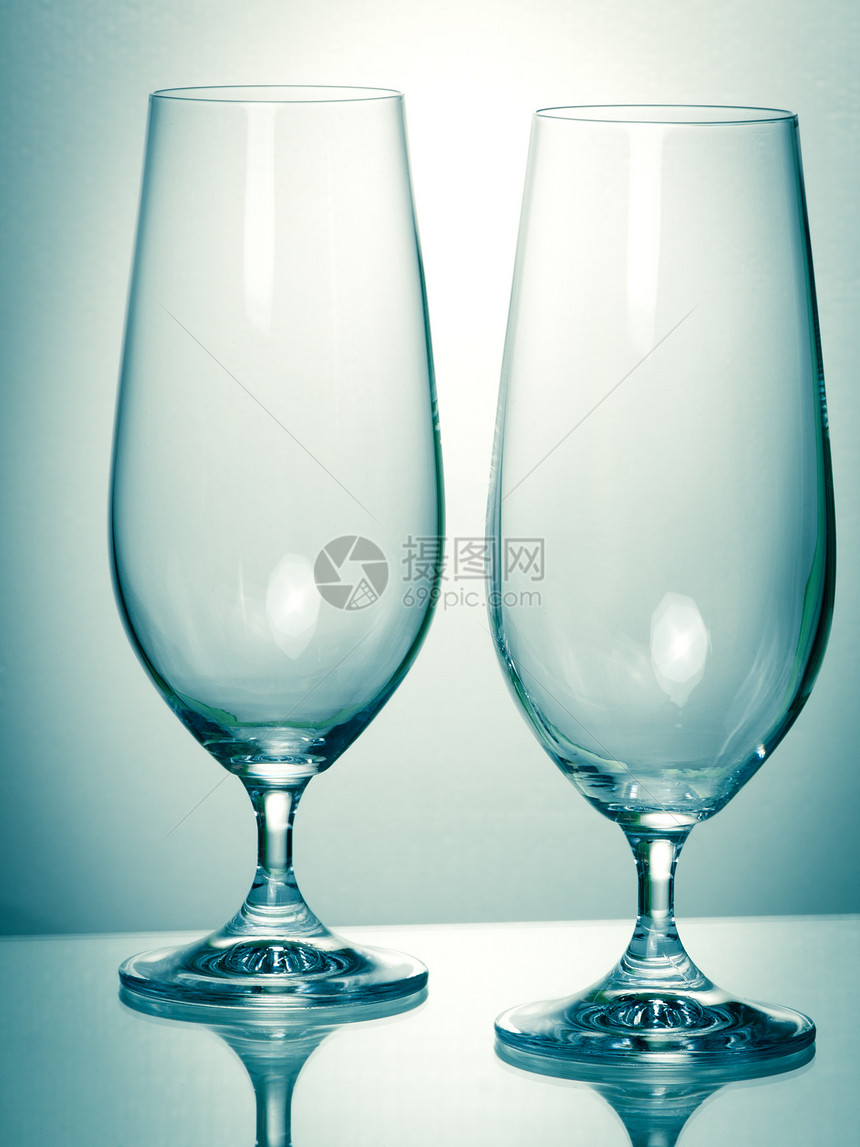 啤酒两杯空杯子图片