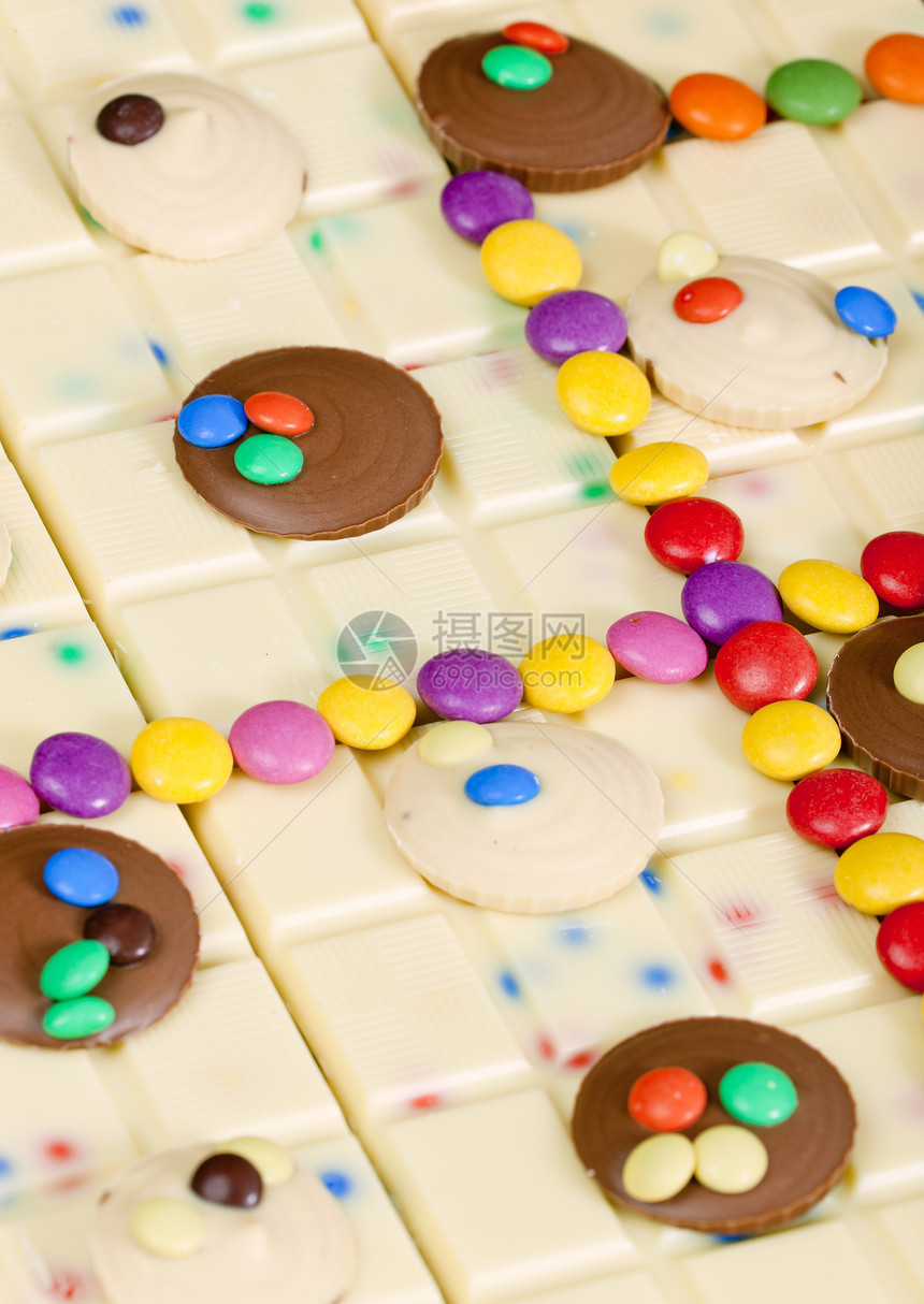 白巧克力和小聪明的活生生诱惑食物巧克力糖果聪明人静物白色营养甜点图片