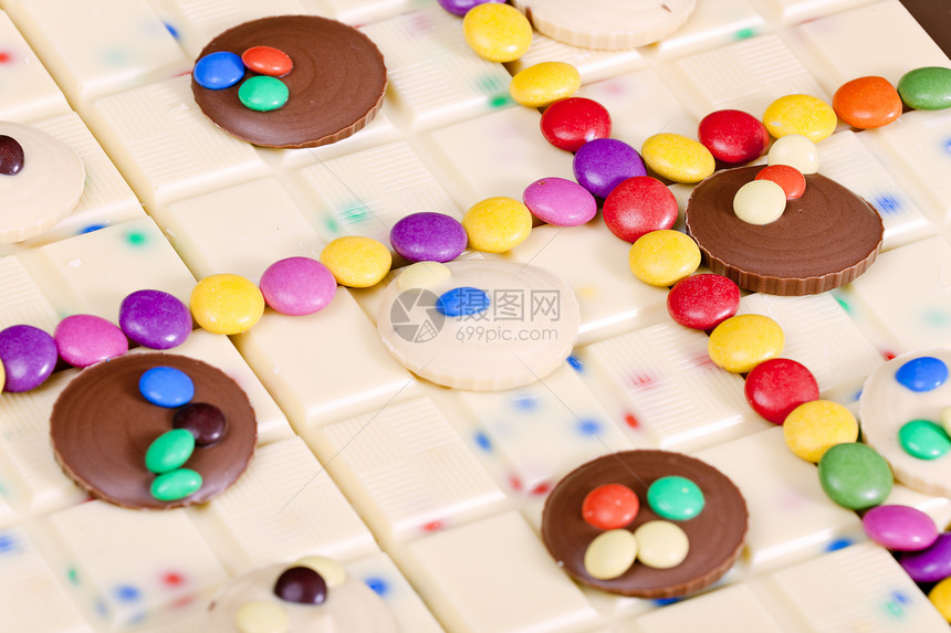 白巧克力和小聪明的活生生巧克力诱惑白色甜点糖果营养聪明人静物食物图片