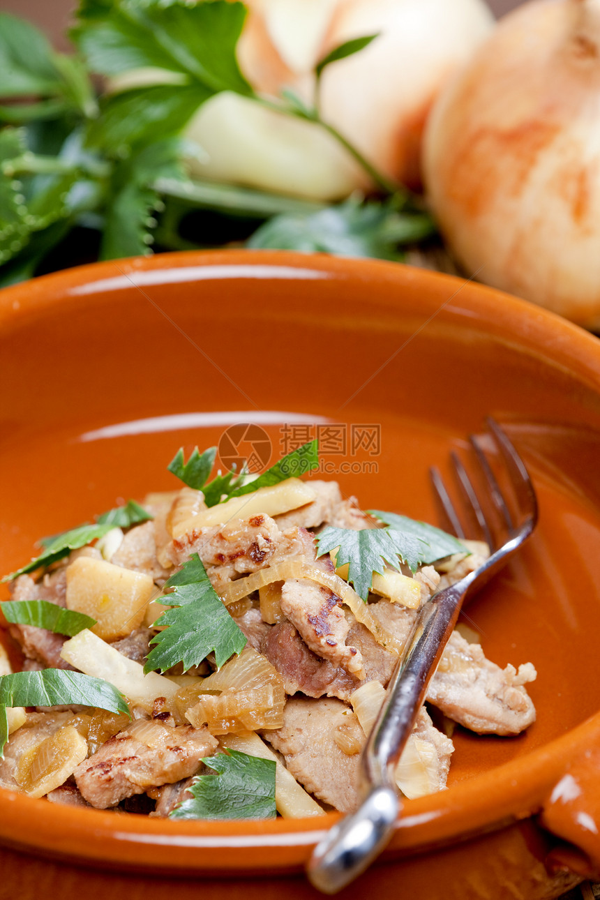 猪肉和菜菜面膳食熟菜美食营养芹菜静物食品盘子食物菜肴图片