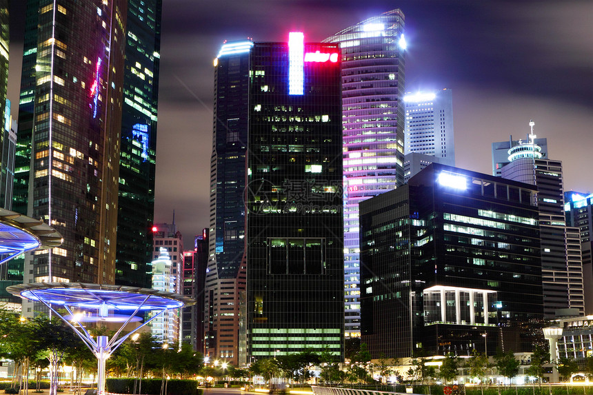 晚上在新加坡商业办公室景观建筑学地标民众码头反射城市天际图片