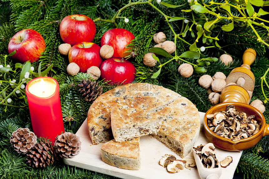 特别圣诞蘑菇糕饼传统坚果糕点美食蜡烛锥体水果烘焙食物内饰图片