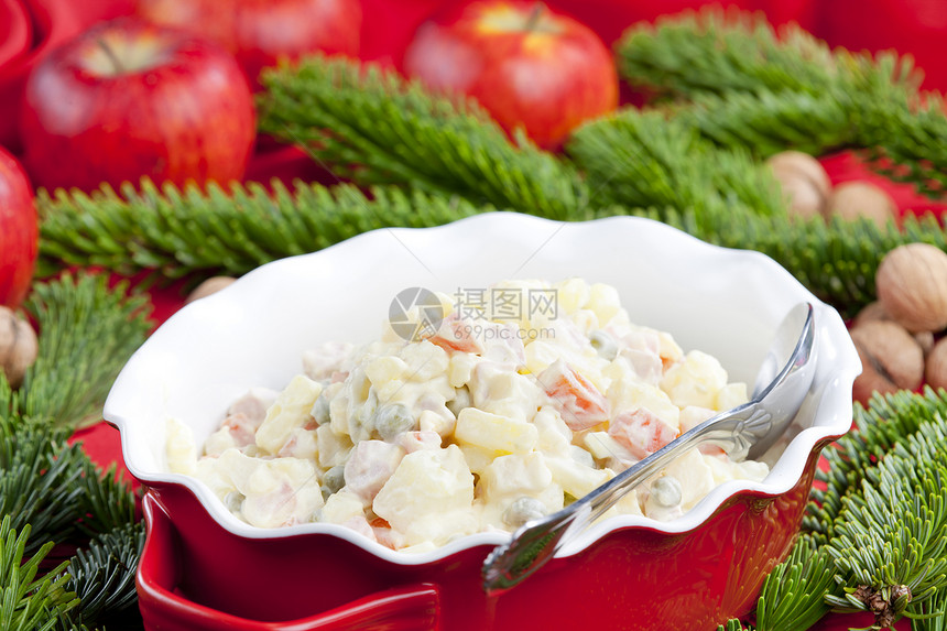 捷克传统圣诞马铃薯沙拉食物膳食内饰美食静物蔬菜勺子营养菜肴盘子图片