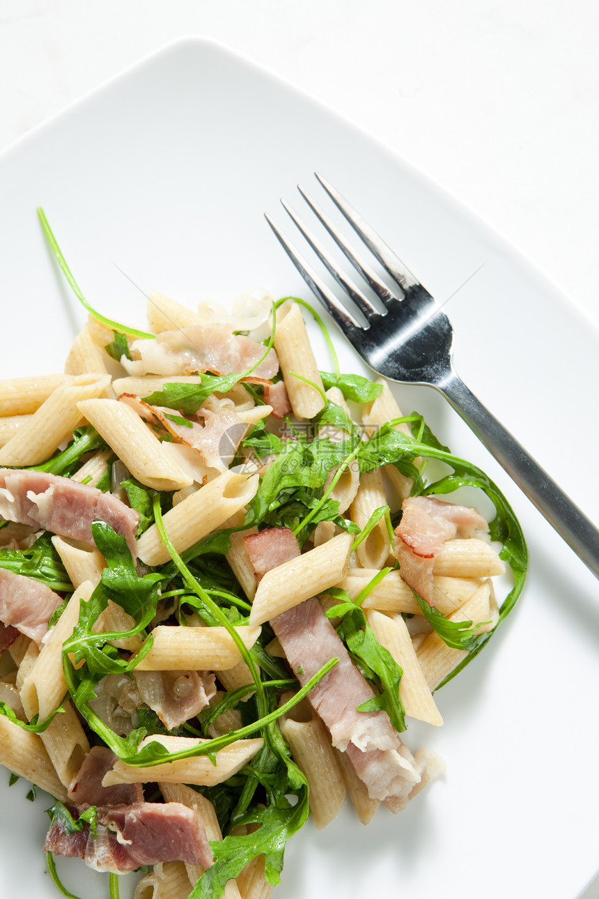与Parma火腿和ruccola的面食火腿膳食美食熟食食品叉子食物静物内饰菜肴图片