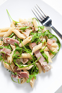 罗盖特与Parma火腿和ruccola的面食食物营养静物熟菜熟食火箭叉子膳食菜肴内饰背景