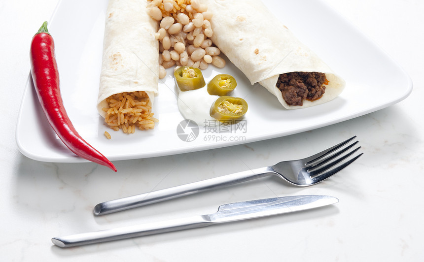 配有豆和大米的牛肉玉米卷饼叉子食物静物营养膳食熟食豆子菜肴植物内饰图片