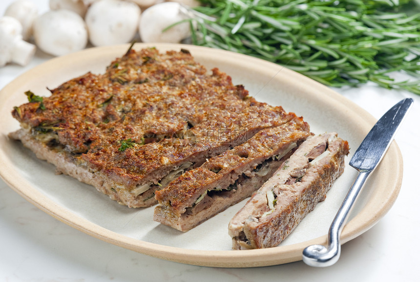 装满辣椒和草药的牛肉美食静物盘子内饰碎肉熟食食物菜肴营养膳食图片