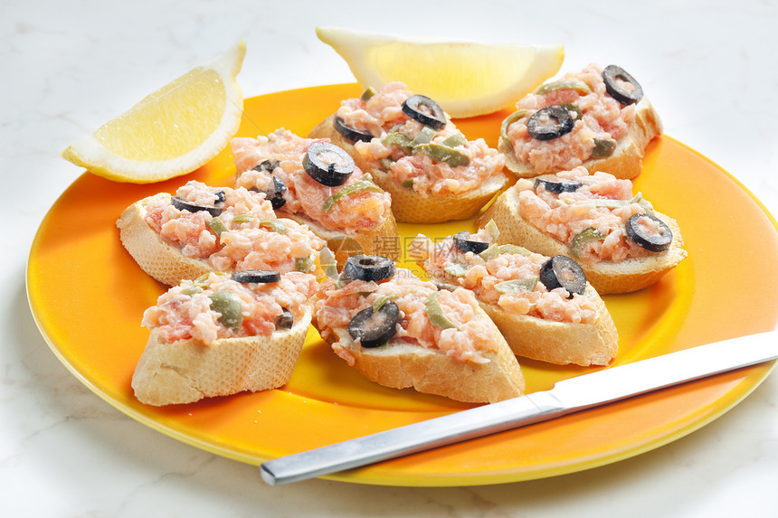 含刺果和黑橄榄的塔塔雷鲑鱼盘子美食糕点鞑靼跳跃食物膳食营养菜肴静物图片
