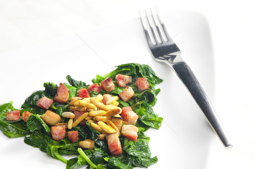 煎菠菜加培根和松果食物食品菜肴种子营养蔬菜菠菜美食熏肉叉子图片