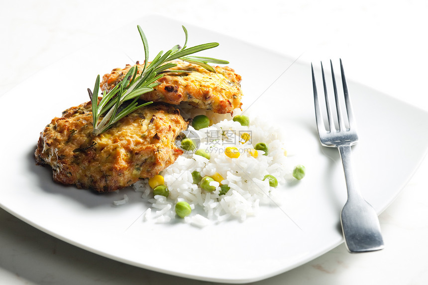 烤鲑鱼汉堡和蔬菜大米营养食物叉子菜肴内饰膳食食品美食草药盘子图片