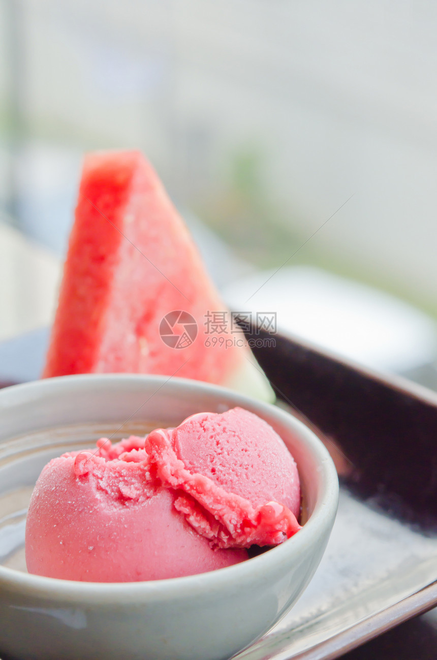 草莓冰淇淋西瓜季节性水果红色冰淇淋食物美食粉色白色图片
