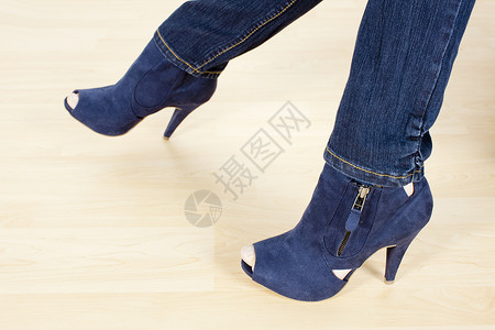 妇女穿着蓝鞋的详情成年人牛仔裤成人内饰蓝色高跟鞋鞋类女性女士牛仔布背景图片