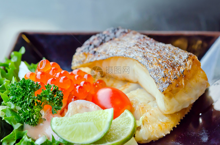 日食黑貂美食营养蜡烛柠檬蔬菜蓝鱼白色沙拉盘子图片