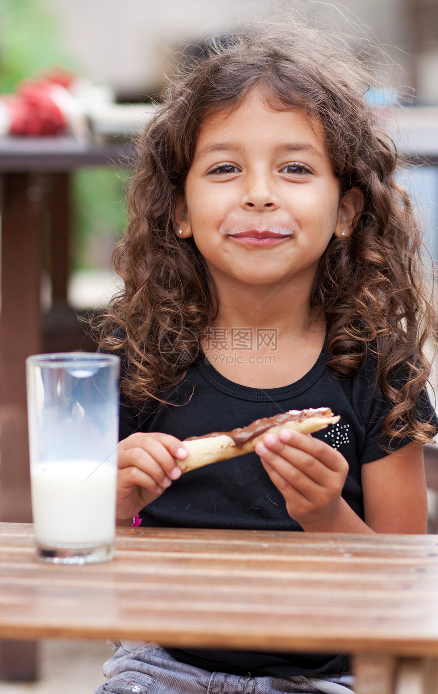 微笑的女孩点心食物玻璃蛇行饮料小姑娘牛奶青年食欲面包生活图片