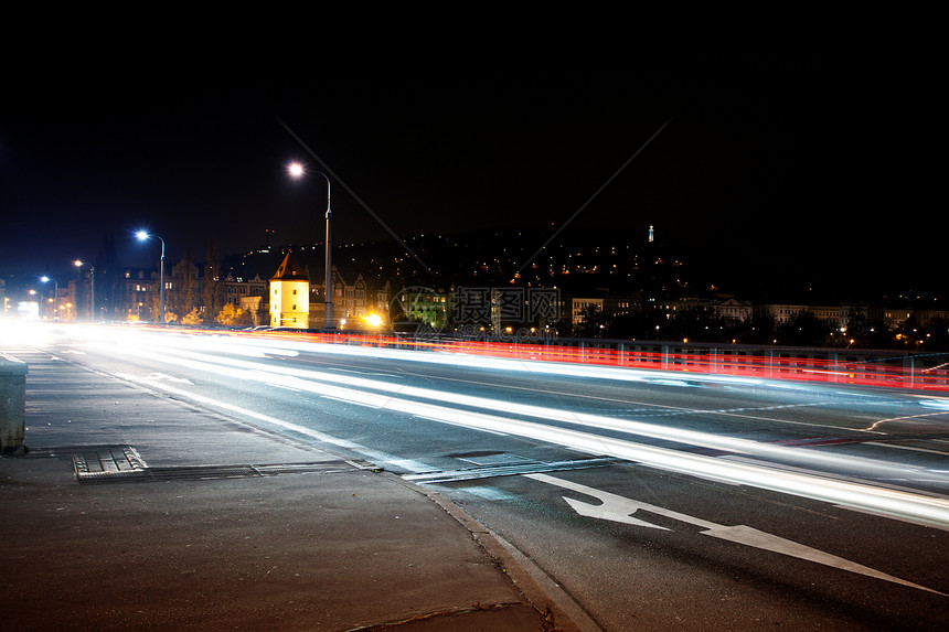 一夜之间在街上行驶的汽车交通时间小时橙子场景红绿灯货车速度运动线条图片