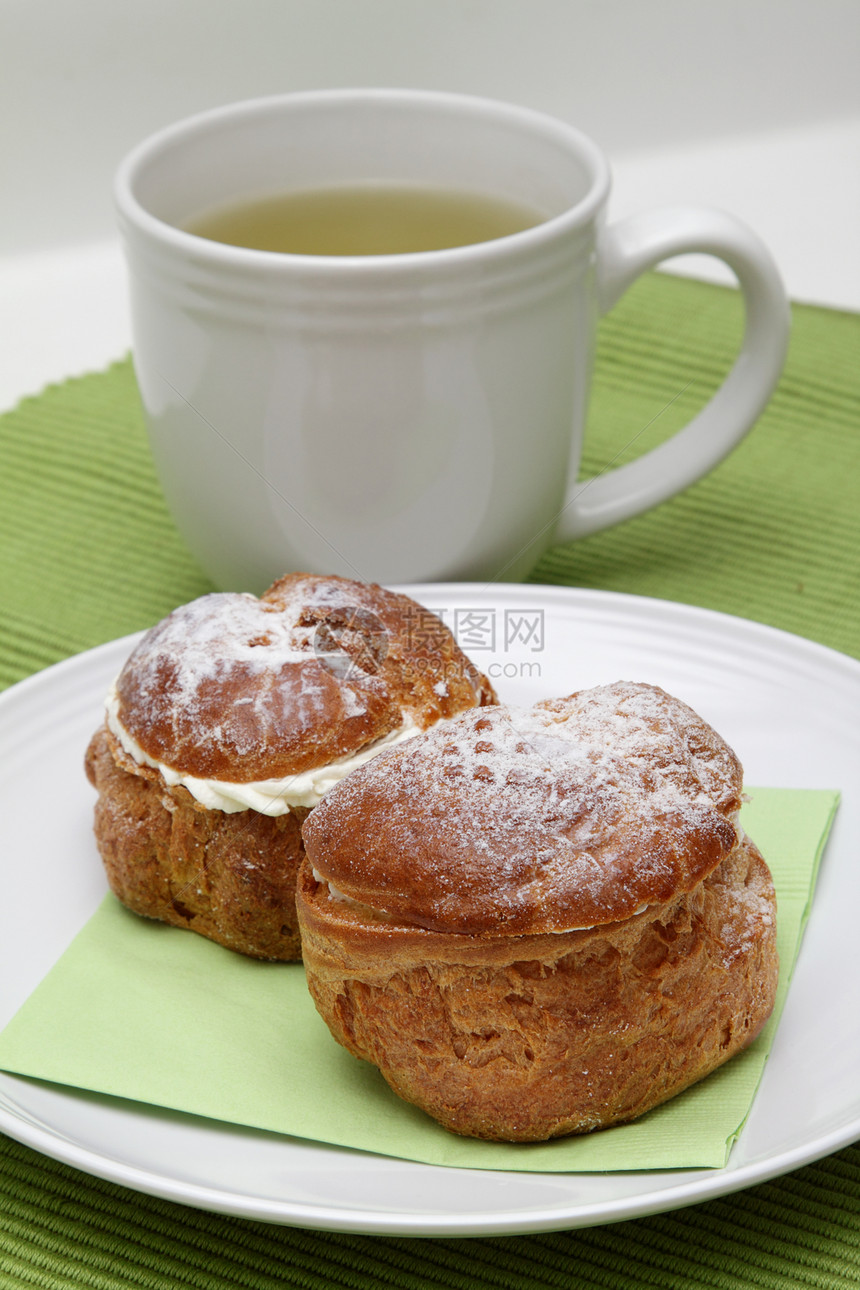 两份黄油和茶盘子生活食物奶油状糕点白色杯子绿色棕色甜点图片